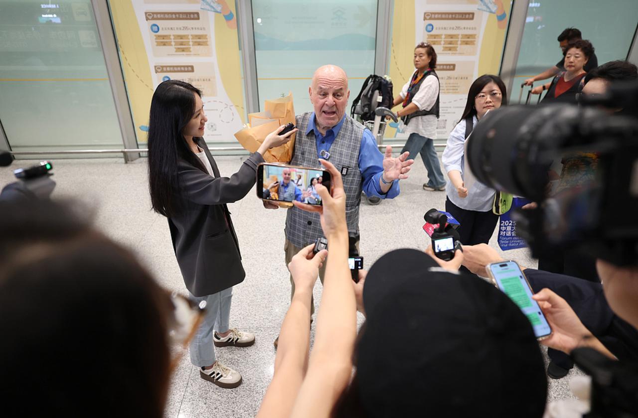 这才是我们真正的朋友！一位69岁的美国退休老人，8月23日落地中国，一