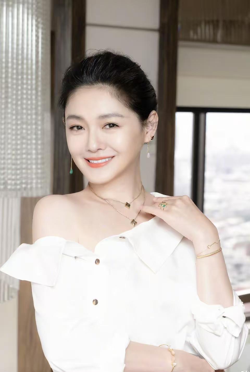 大s在于他没分清楚状况，一个女人结婚了，孩子，老公，婆婆才是你的重心。她和娘家人