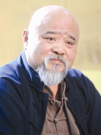 68岁演员李琦退休后，在街头卖烤串。路人前往问价，李琦笑呵呵地说：“市面上5块钱