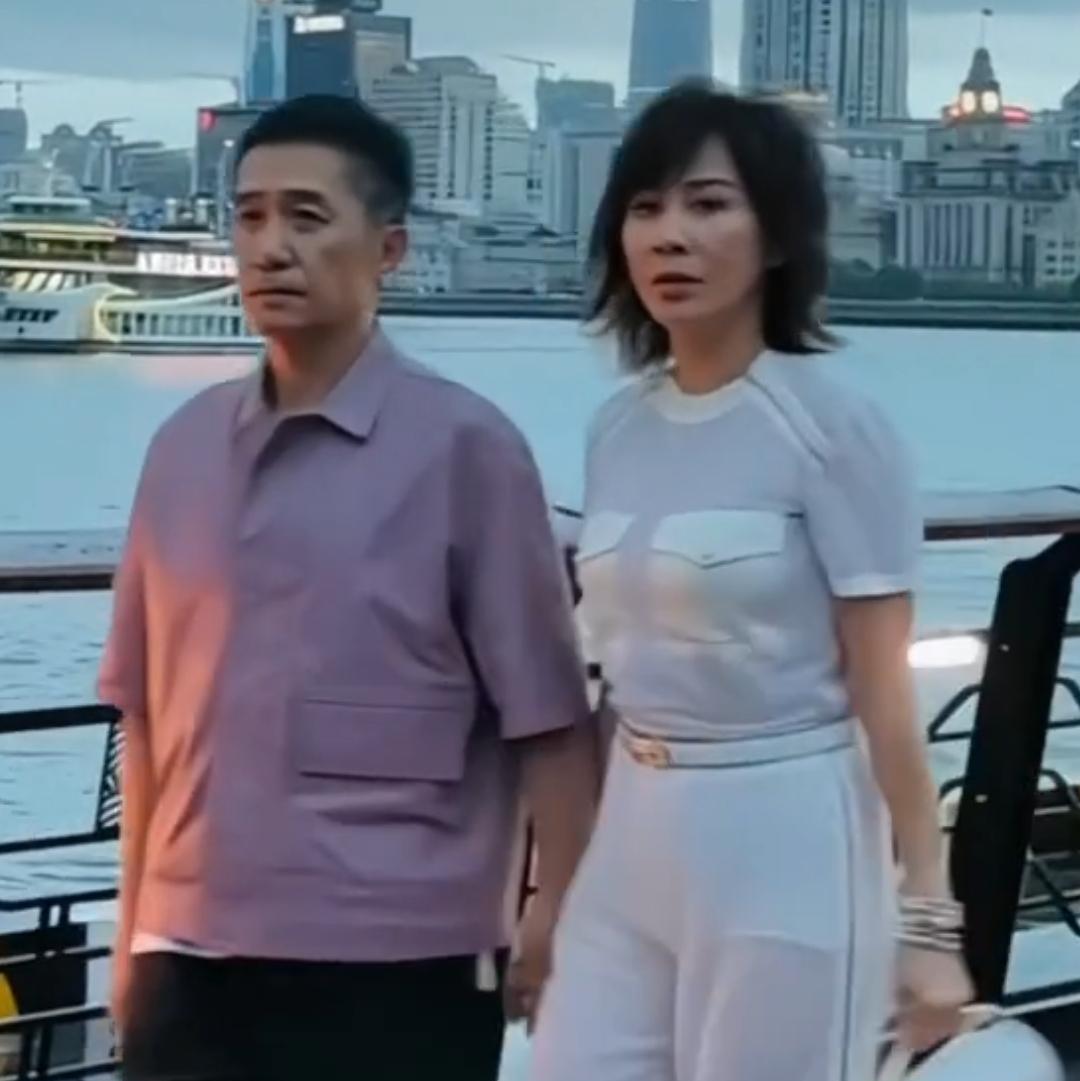 刘嘉玲的身材这么牛啊，还是这么美。梁朝伟总有点害羞的大男孩样子似的，永远看着那么