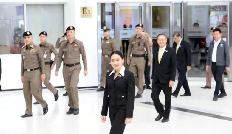 他信父女误判形势！39岁佩通坦被裁决解除总理职务，洪森收到喜讯29日，泰国宪法
