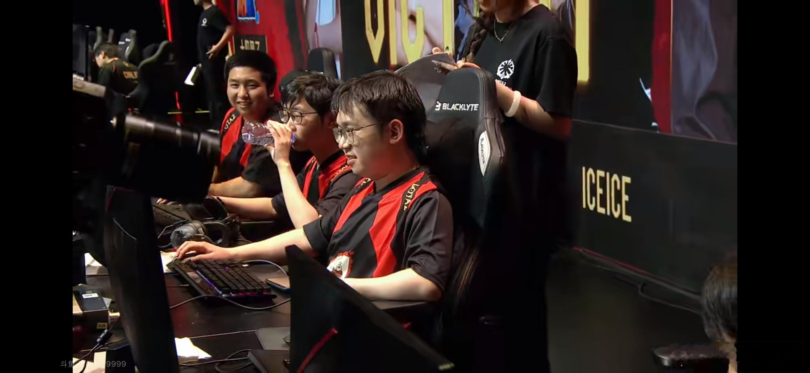 太阳黑子2-0拿下四带二！emo也太迷信紫猫这个英雄了！dota2dota2不朽