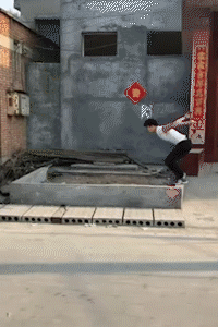 爆笑GIF: 有个这样的女友, 你永远不知道下一刻会发生什么。
