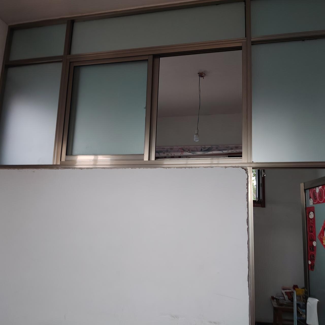 我住的是一个北屋，没有对流风。后边的窗户留的贼小，够不着。每次开关还得拿个大铁钩