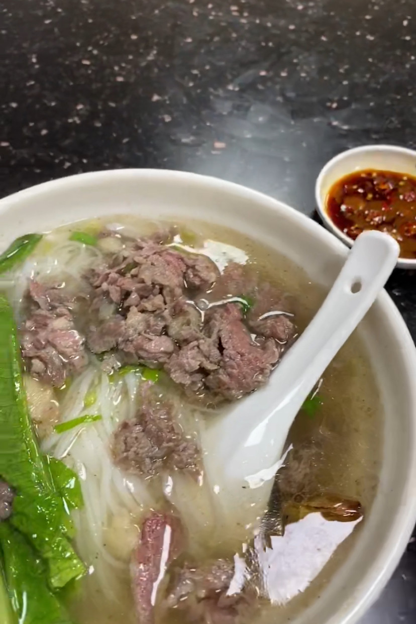 你在深圳吃一碗牛肉粉，应该也就潮汕牛肉粉，会给你整上几片新鲜牛肉了吧！像什么