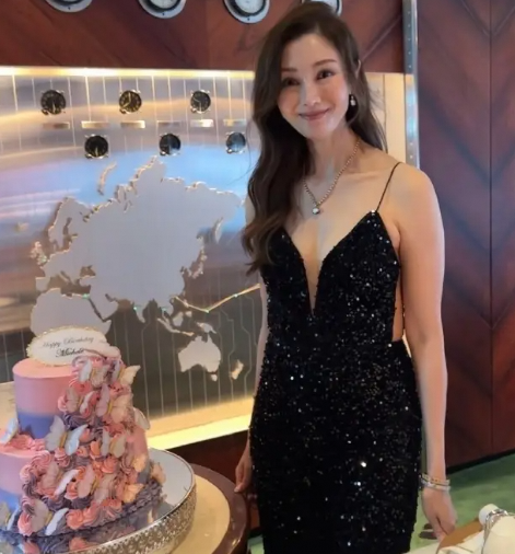 李嘉欣55岁生日半岛酒店盛筵，黑裙性感手捧玫瑰