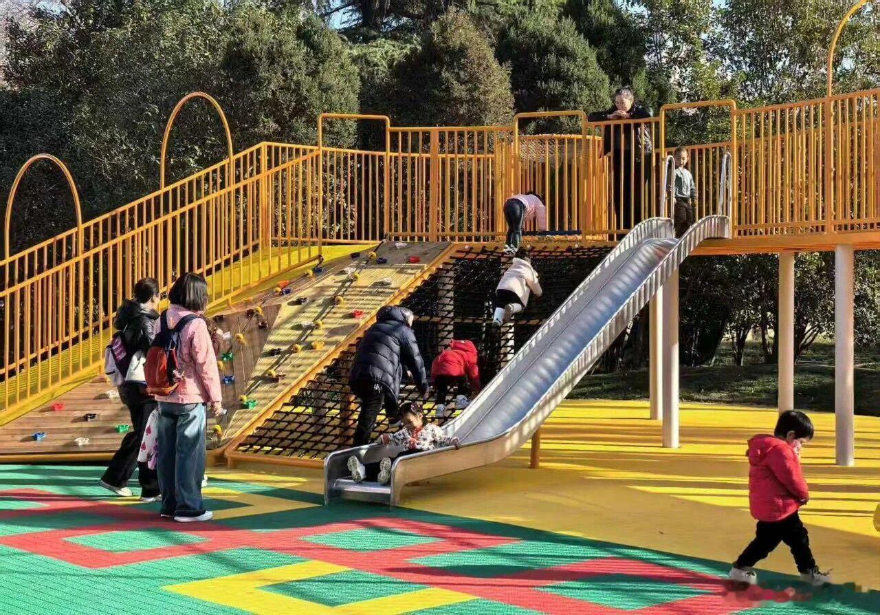 郑州人民公园的大象滑梯回来了近日，由郑州市妇联、郑州市园林局牵头建设的儿童专属