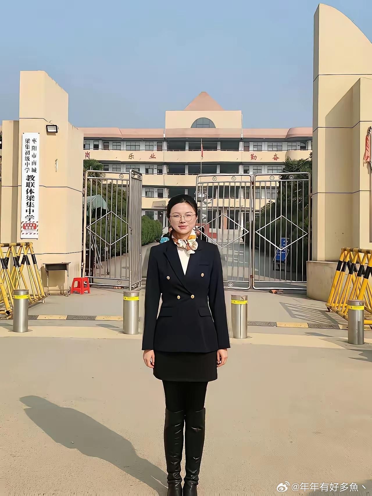 不懂就问，这位女士在体制内属于什么级别领导