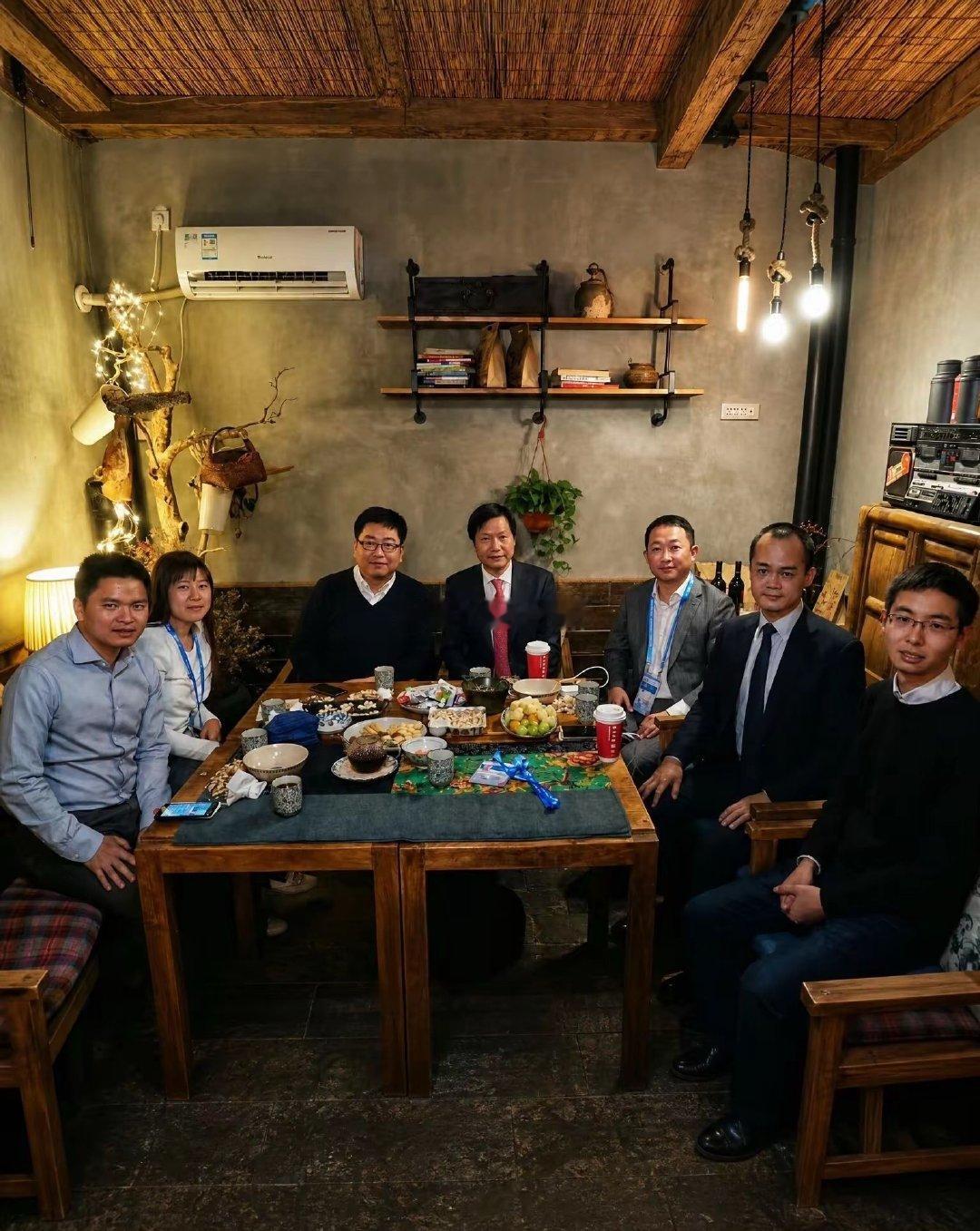 据说，这是宇树科技王兴兴和科技大佬们的一次饭局。时年27岁的王兴兴资历最浅，只能坐在最边上。我只认识