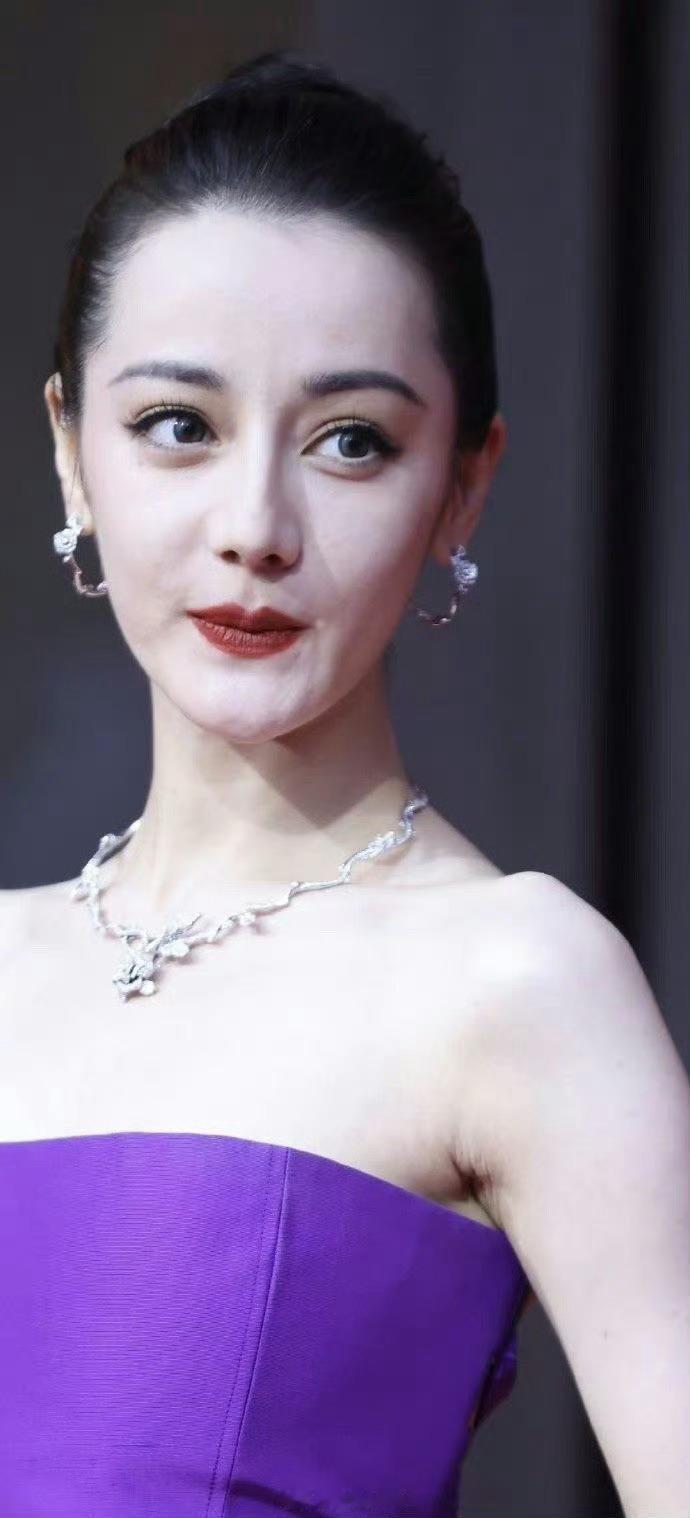 迪丽热巴这皮肤真的太差了，要是不化妆肯定不敢出门吧​​​