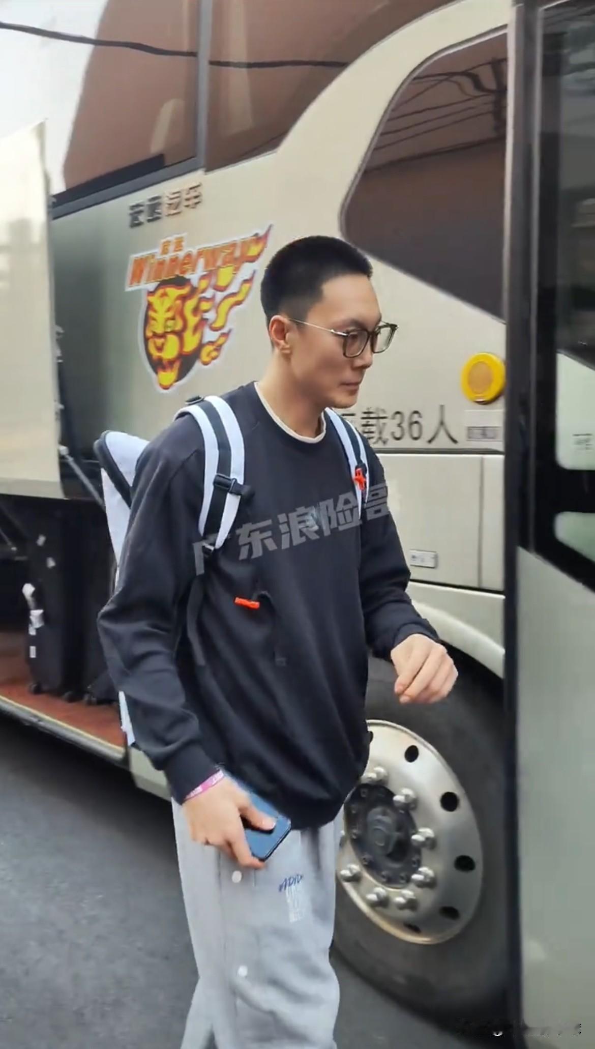 广东男篮出发四川：华南虎出征！萨姆纳战旧主！1月18日，广东男篮全体队员出征，