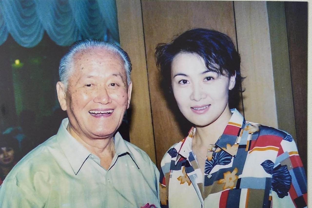 90年代，浦克与李媛媛，一张罕见的合影，左侧是长影老牌表演艺术家浦克，右侧是实力