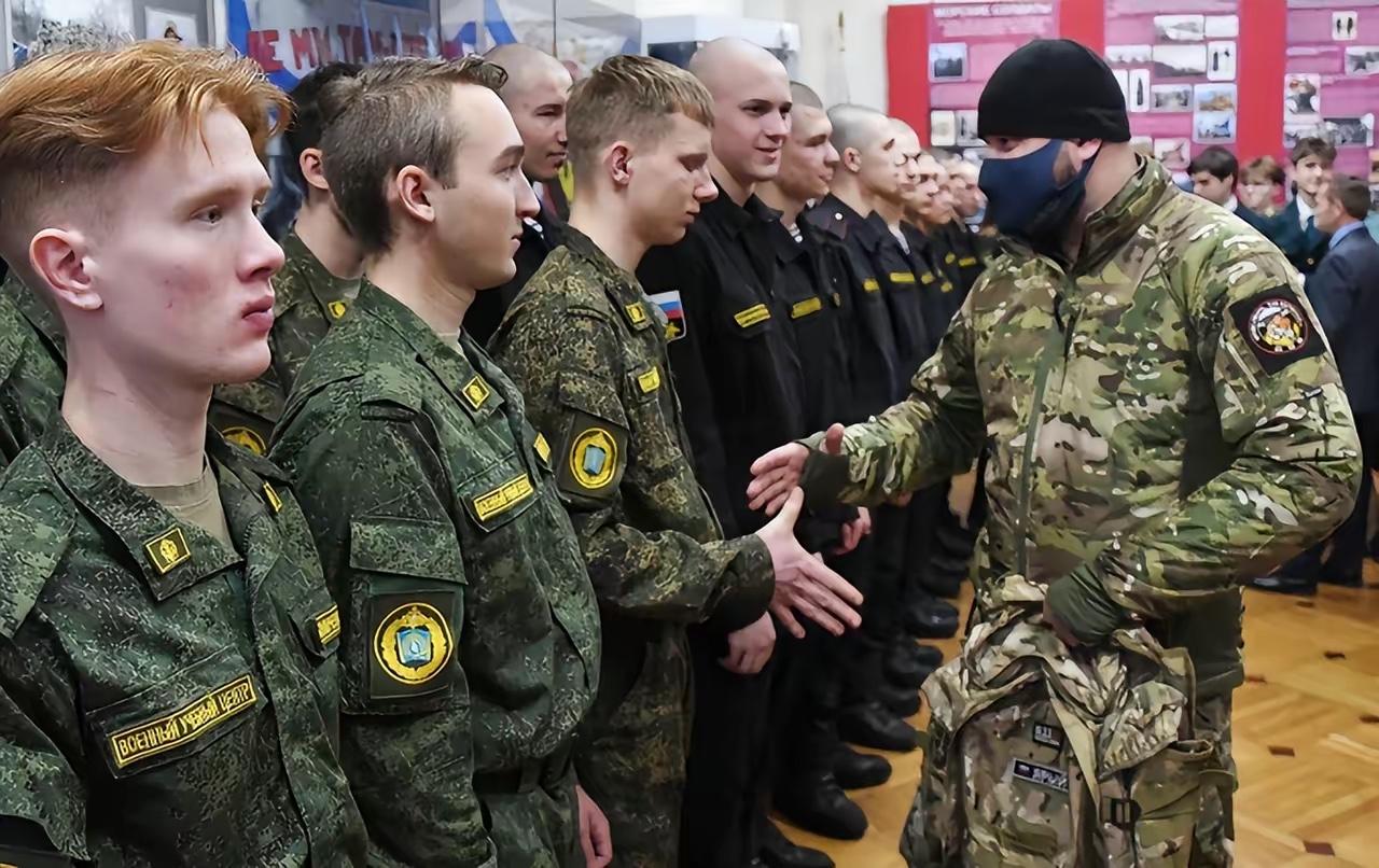 信息量很大！中国提醒在俄中国人当心普京最新签署命令，起码有两个重大信号！中国