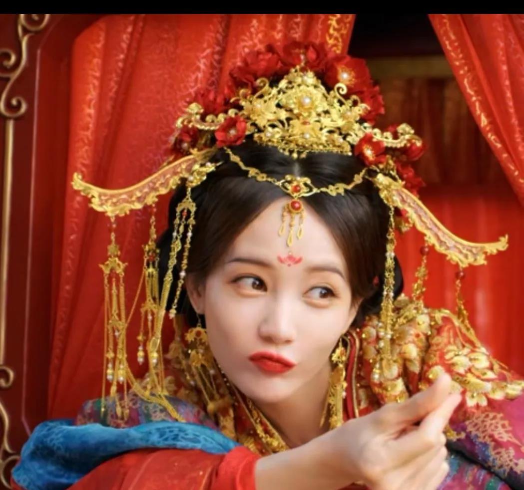 估计连李一桐自己都没想到，她不过演了一部《书卷一梦》，就被网友们安排了一个新