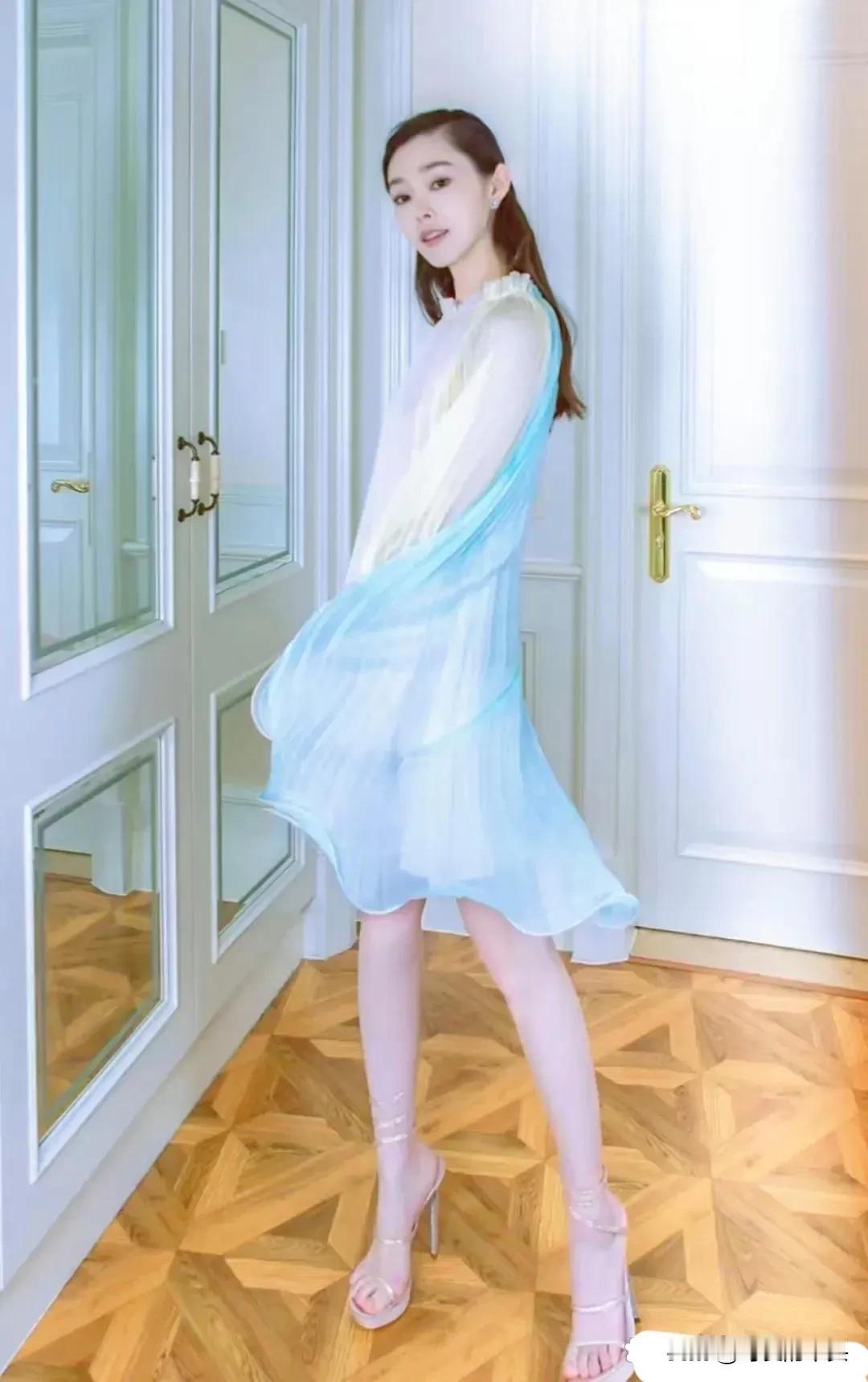 宋轶这颜值太美了，玉足和美腿美的让人羡慕。