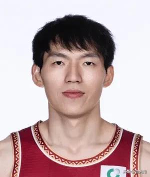 很多球迷经常讨论哪个球员不配顶薪，我觉得浙江队的吴前现在就不配顶薪。如果我没记错