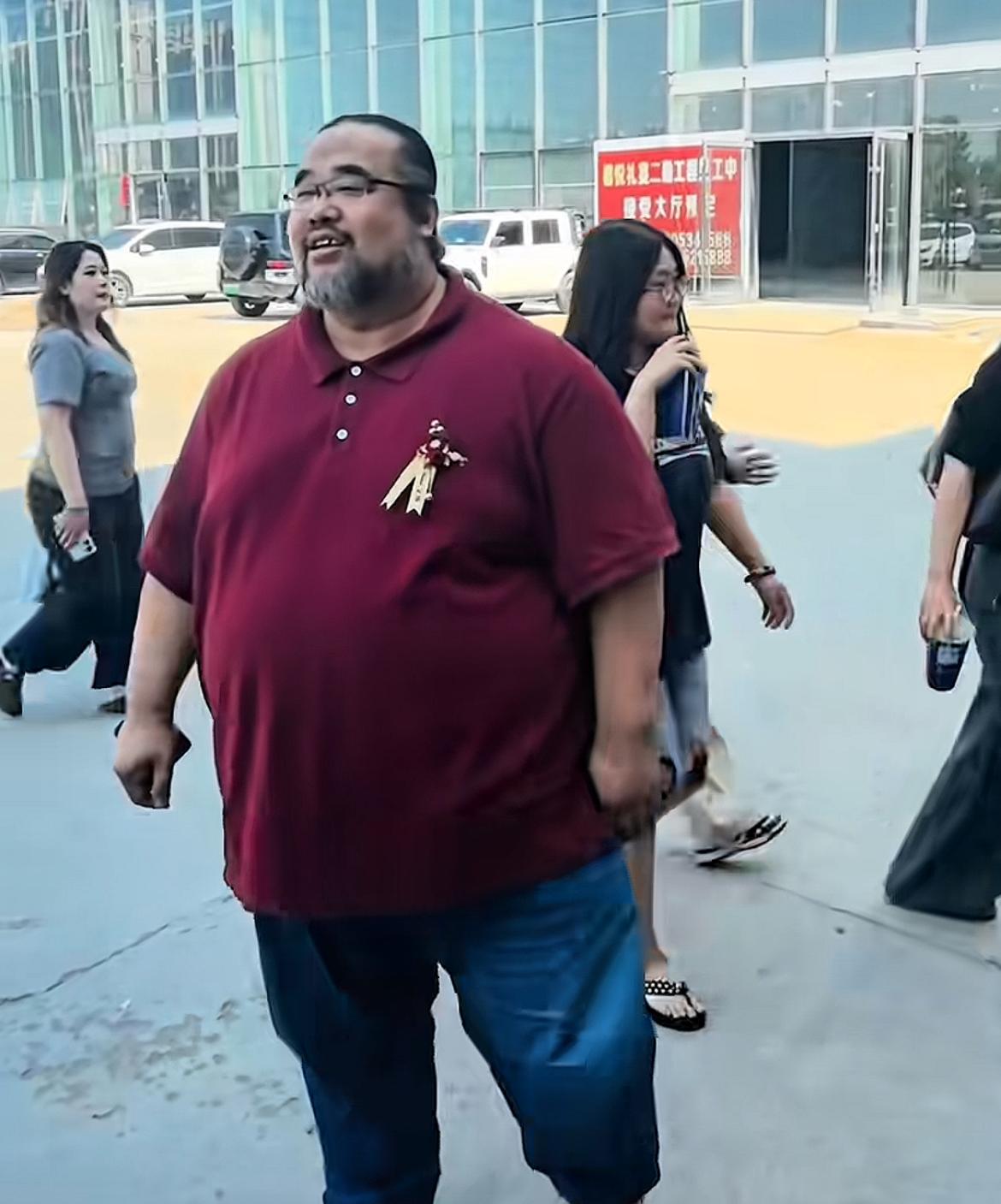 山东宁津富豪为儿子办婚礼，真的好隆重啊！每一桌摆放两瓶五粮液，所用的婚车16辆