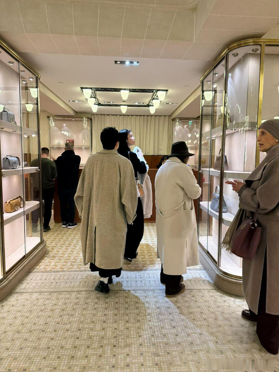 爱马仕偶遇奚梦瑶网友在巴黎爱马仕偶遇奚梦瑶，对于她来说，这种好包根本不缺啊。巴黎