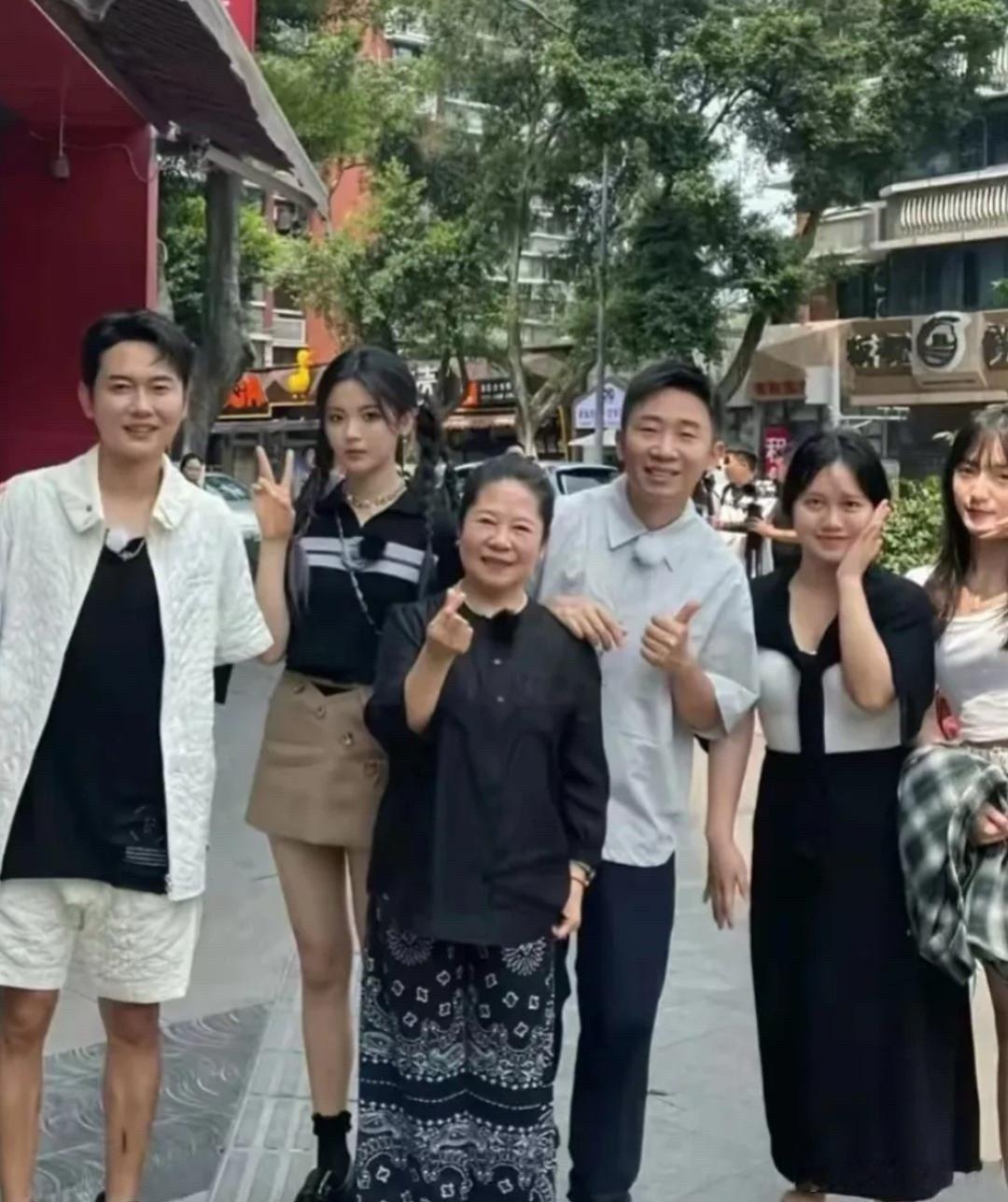 讲真，除了杨迪，其他人我一个都不认识，这也太夸张了吧！​​​