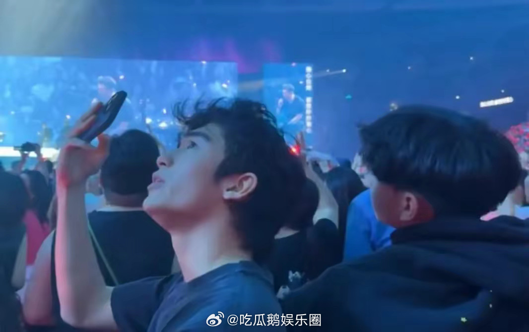 谢霆锋带俩儿子吃饭，Lucas和小Q满脸崇拜看着爸爸，父子仨好温馨！​​​