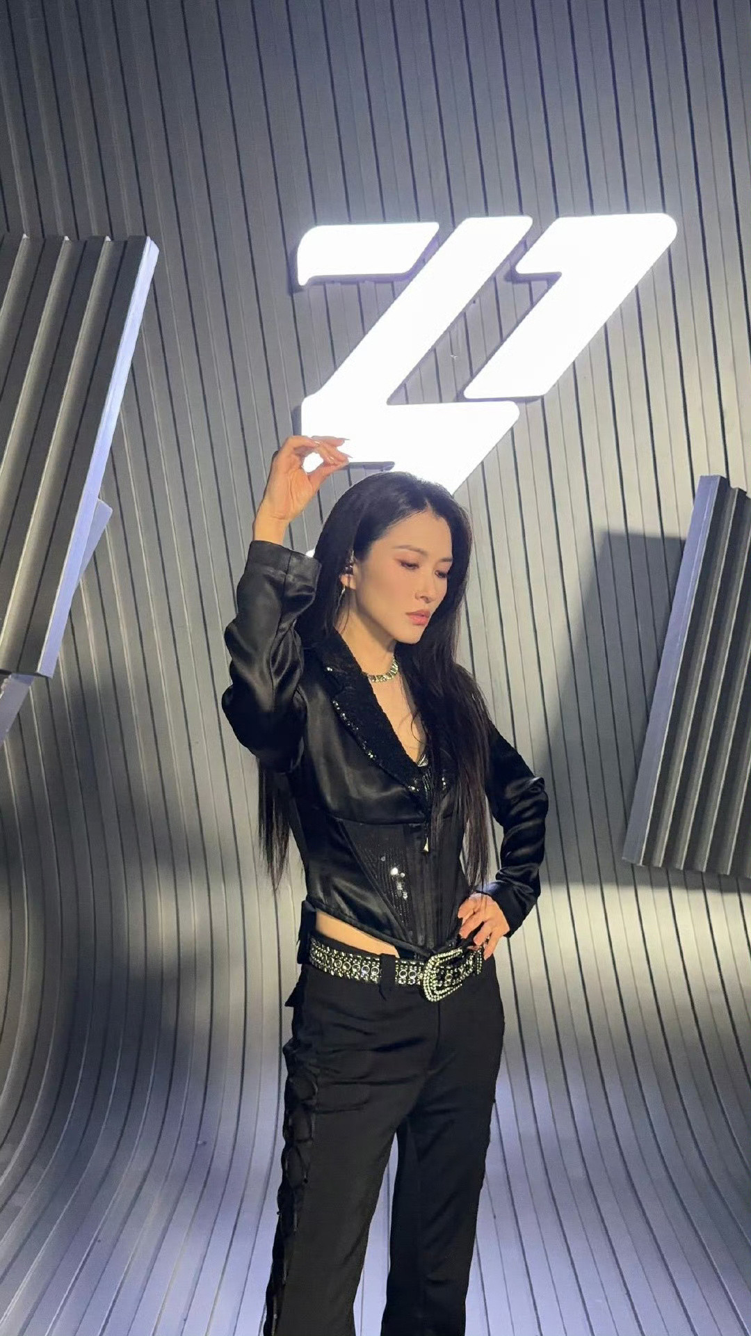 徐洁儿舞台太绝了，唱跳全开麦稳如修音响，乘风唱担来的吧！完全实至名归