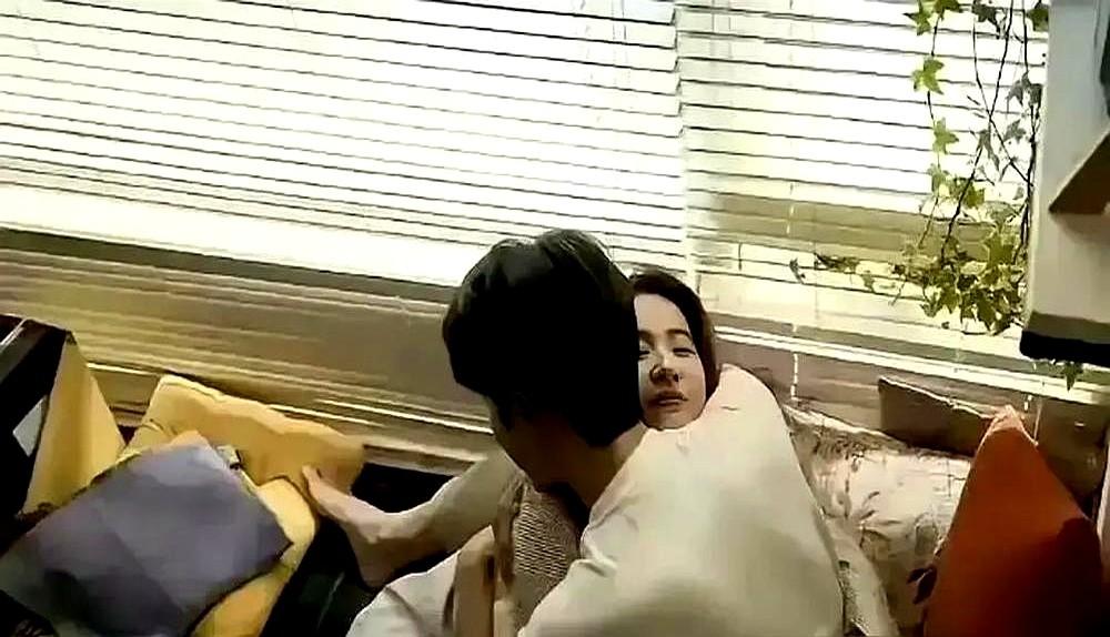 刘亦菲和彭冠英拍吻戏一条过，导演刚喊咔她就拿纸巾擦嘴，镜头被花絮逮个正着。这