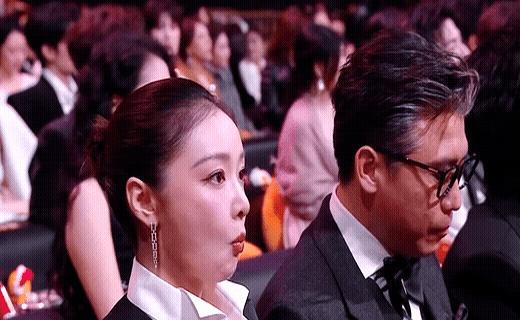 你以为明星走红毯不食人间烟火？镜头突然切到高叶，她正把一块饼干塞嘴里，旁边李乃文