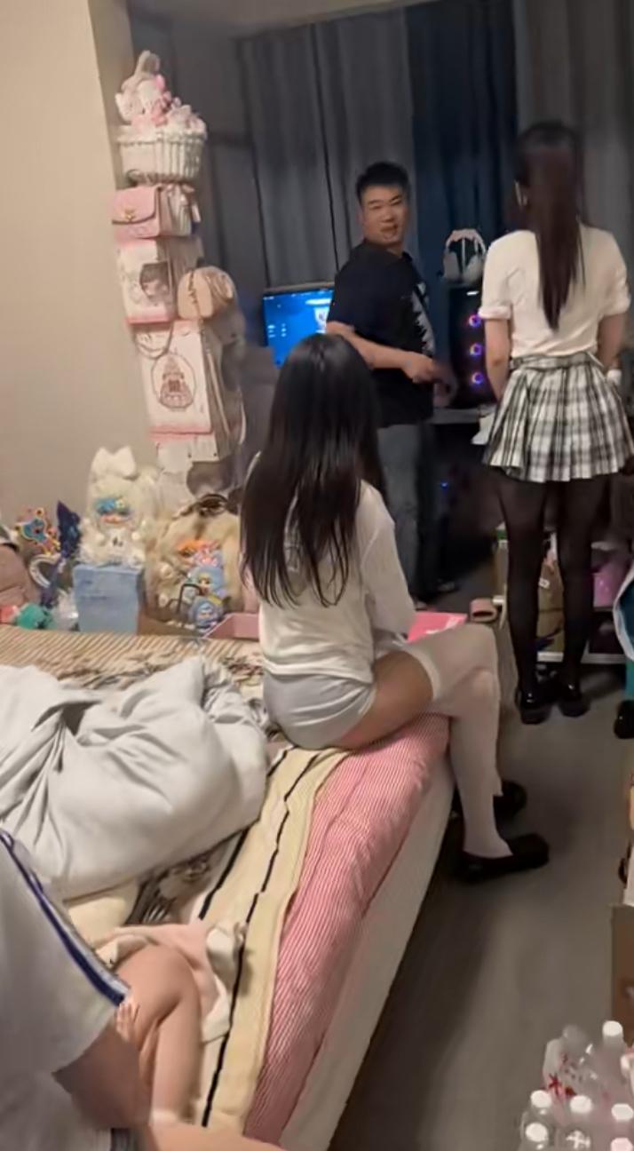 就纳闷了，女生合租房的电脑怎么总爱坏？三天两头出毛病，次次都得喊男生上门修，转