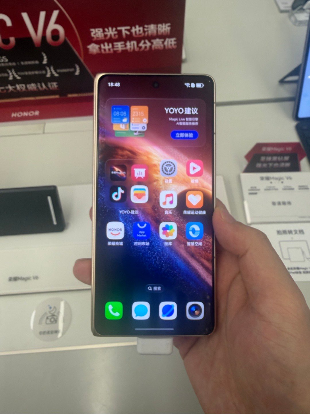 发布会还没开，手机就到线下门店了，自从去年秋天开始，国产机型都开始这样操作了。前