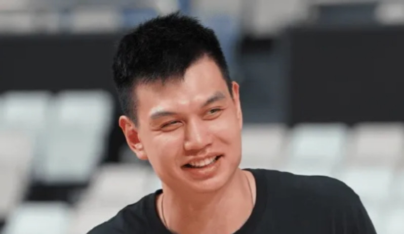 广厦队举行球迷答谢会！许钟豪笑得很灿烂，讲出搞笑段子，引起球迷哈哈大笑……CB