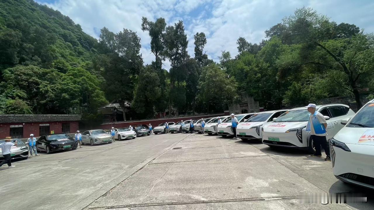 事不关己高高挂起，每个人都是这样做，很正常的。当你遇到对你很好、对你还不错的人，