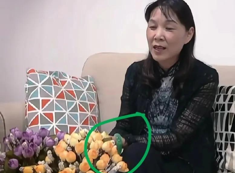 这四个女人的镯子都很好看啊！杜建英和刘晓庆的都是大宽胎，王楠和陈丽华的是帝王绿。