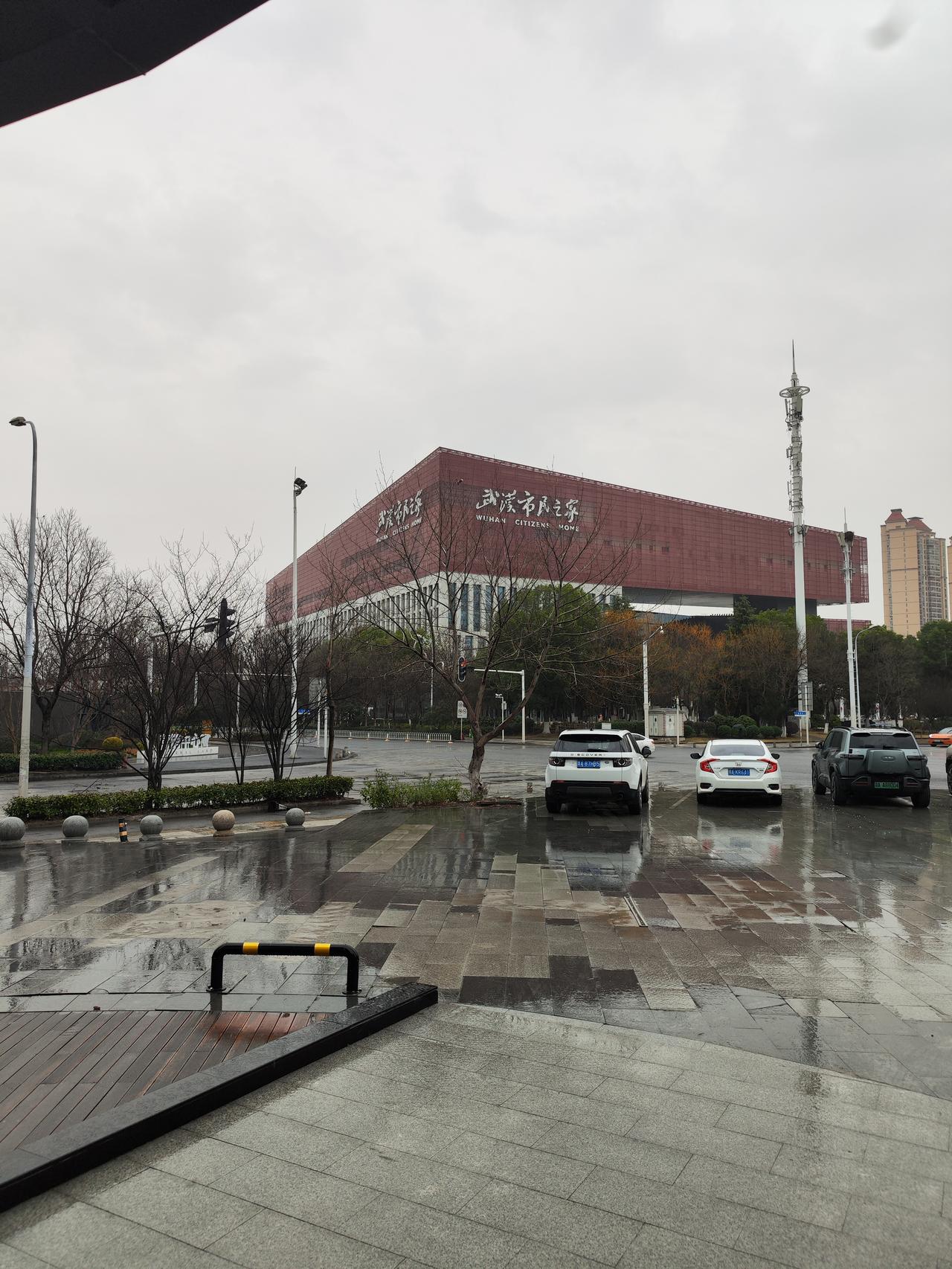 趁着假期有空，下雨天又跑到市民之家的方程豹直营店看了一下。早起去的，陆陆续续店里