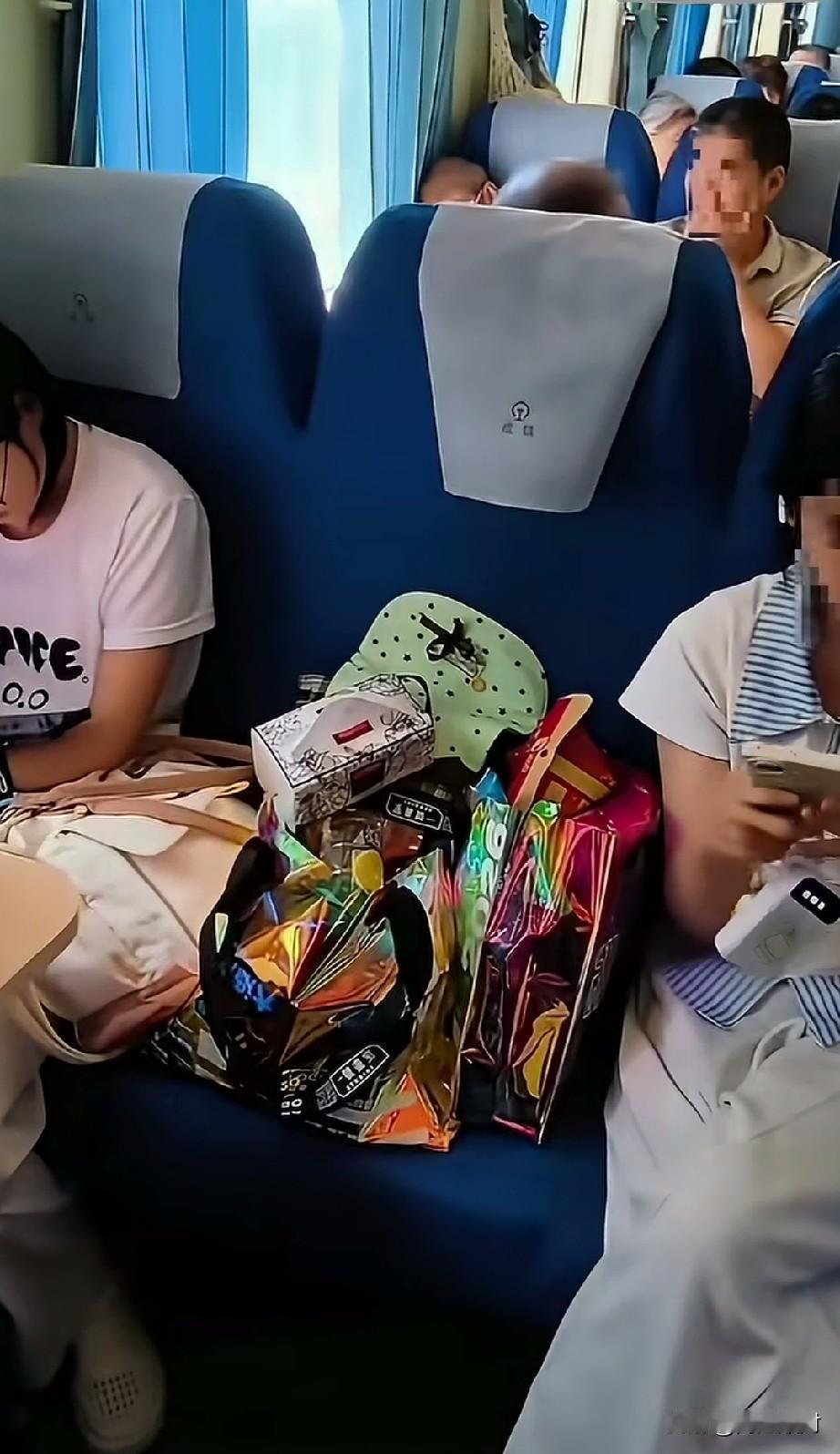 这条新闻我有点看不明白了。两个女生在火车上坐了三个位置，中间一个位置放零食物品