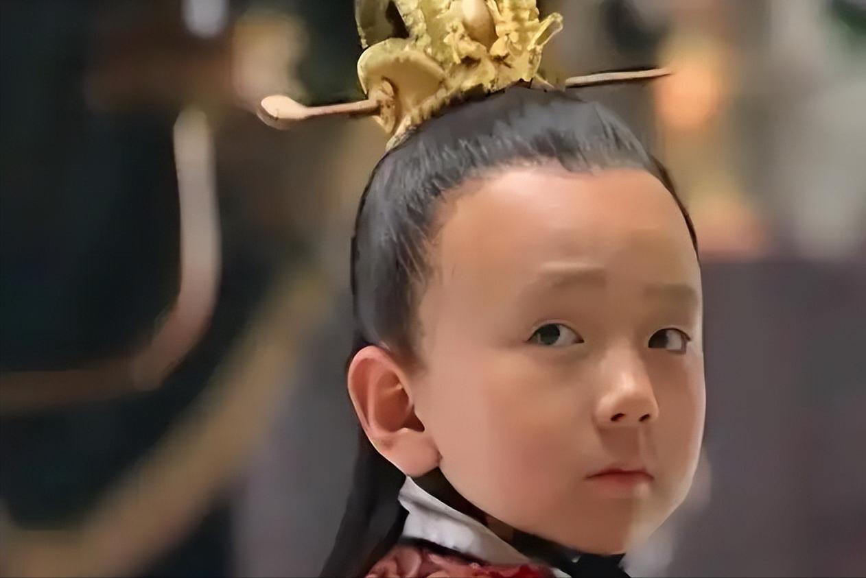 一天，万历皇帝喝得面红耳热，兴致正高，叫了两个宫女来唱曲助兴，可这俩小宫女死活不