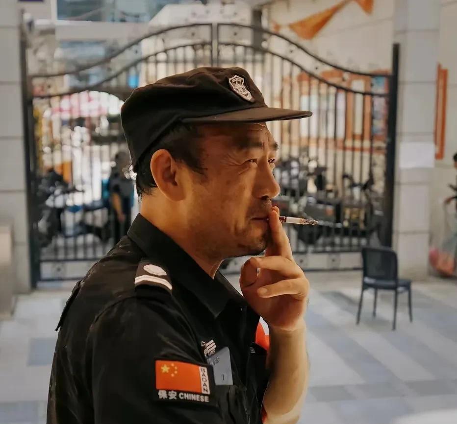 当保安别拿三千块的工资，操三万块的心。记住你就是一个保安，是站岗的看门的，不是来