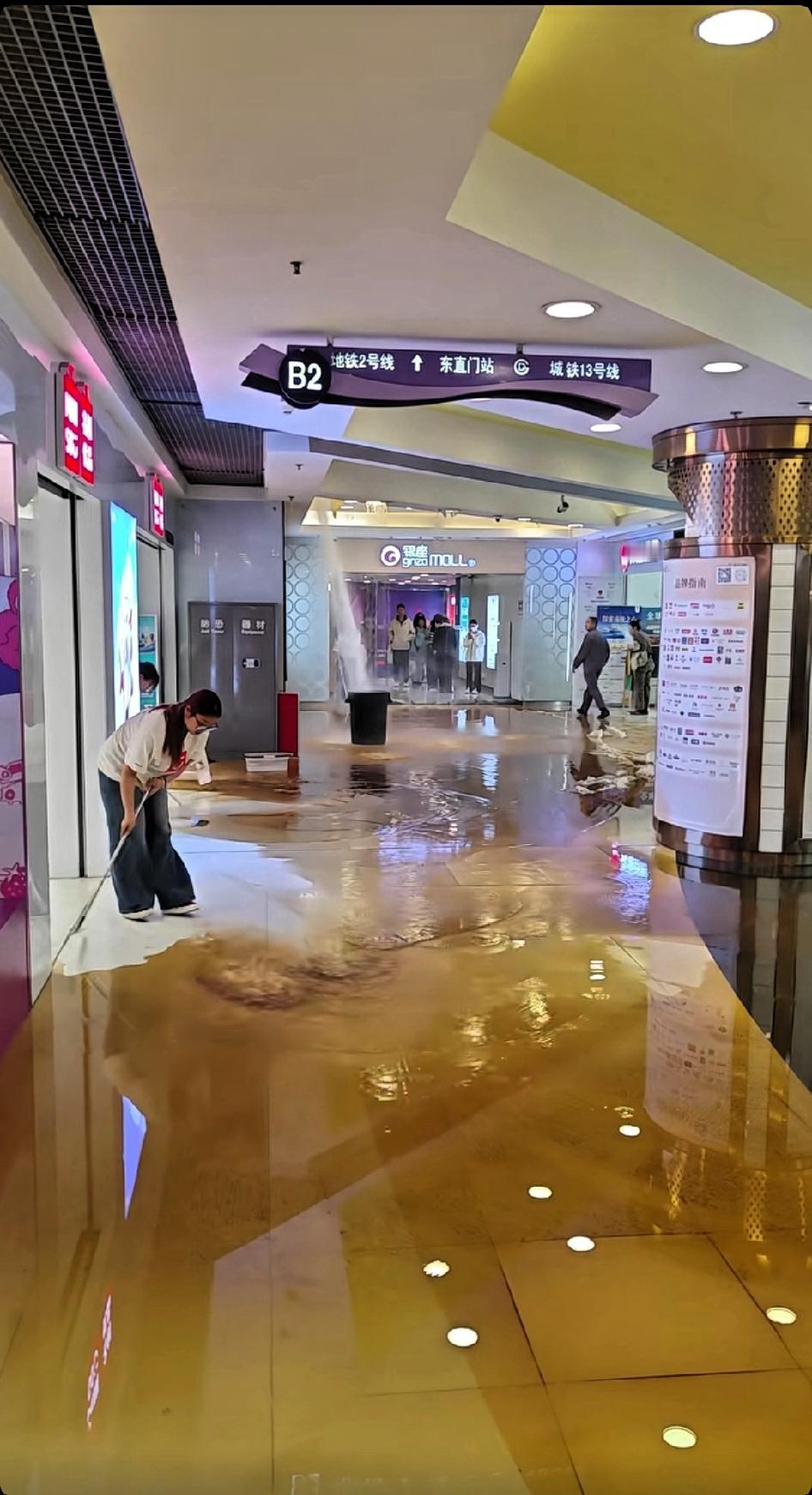 北京东方银座商场今天可热闹了，被喷了！水管突然爆裂，水喷得跟喷泉似的，整个商