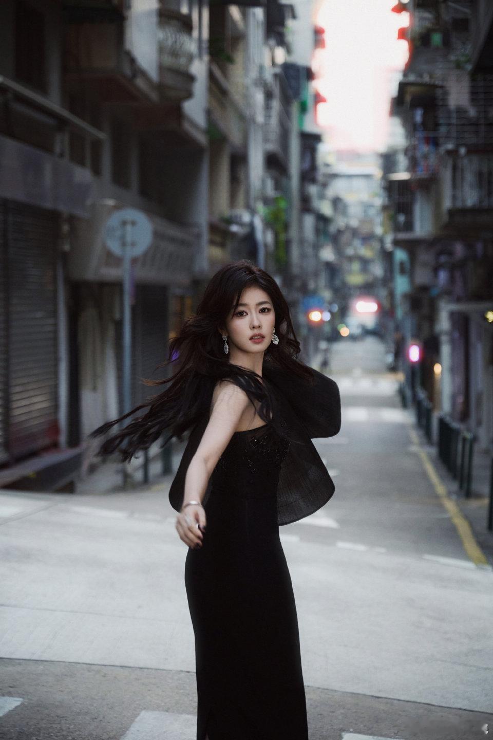 白鹿尖叫之夜最早出图好美的黑天鹅点亮黑夜的美貌！！！！！！白鹿在逃黑天鹅