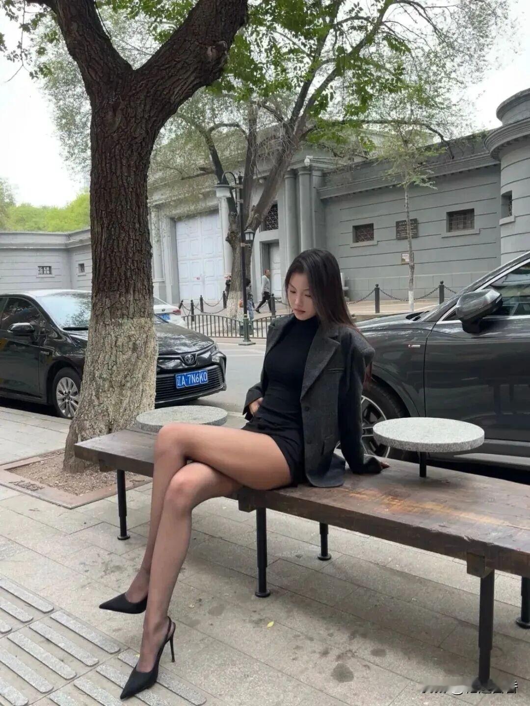 优雅都市女郎，树荫下享受宁静时光