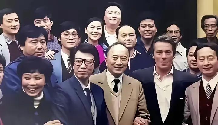这是当年阿兰德龙来华访问的场景。在他周围的这些人是上海电影制片厂的主要演员和导演