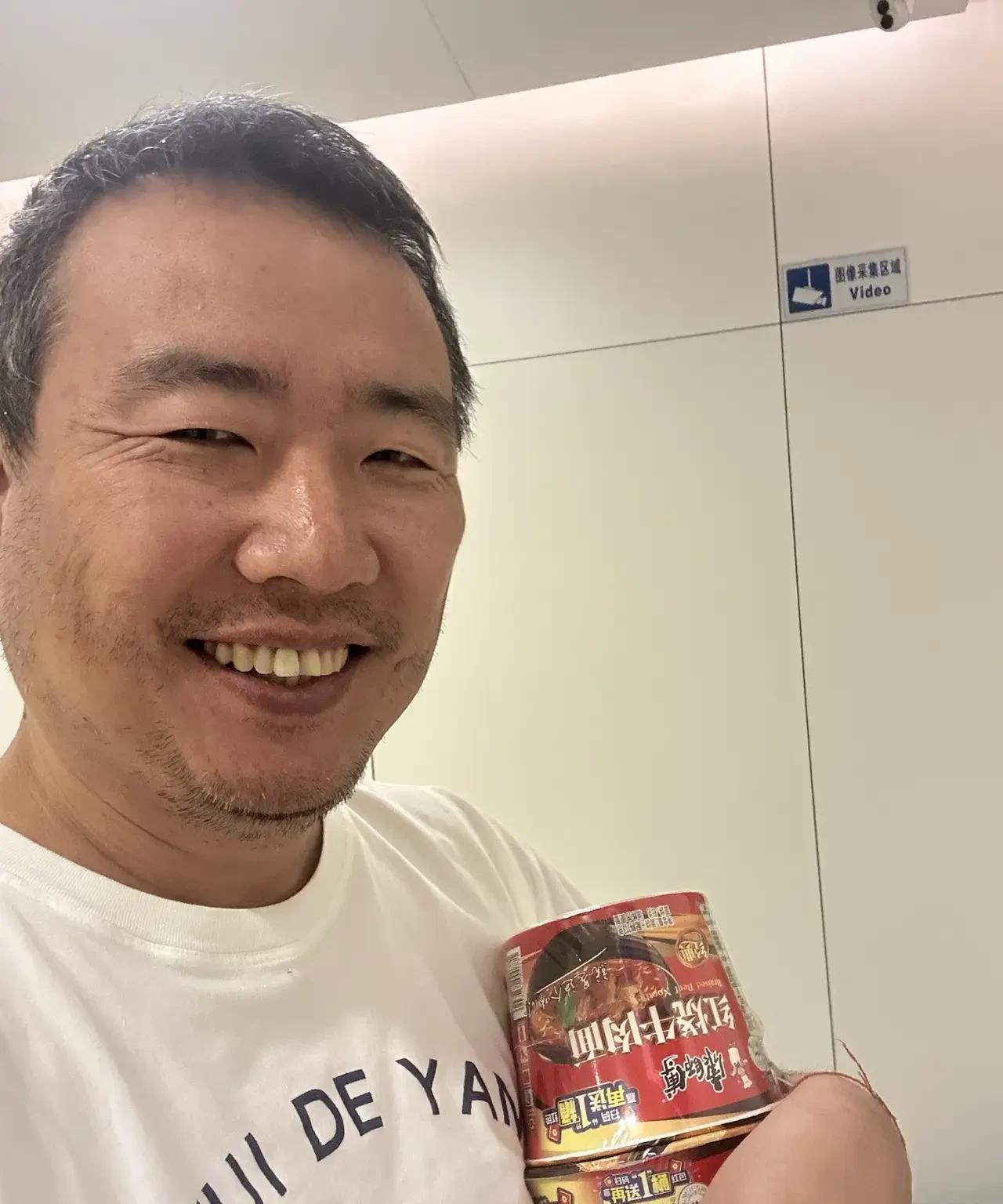 很多人都说，他不仅仅是大学教授，更是公知。你们如何看呢？