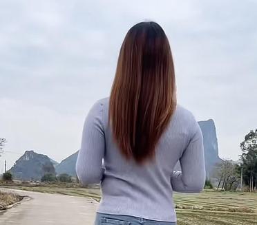 一个人走在路上，背影看着真不错~