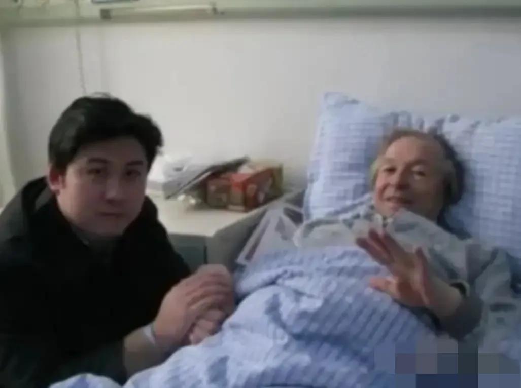 2000年，英国房东给一个中国留学生免租8年，这期间他们同吃同住，晚年，老人患病