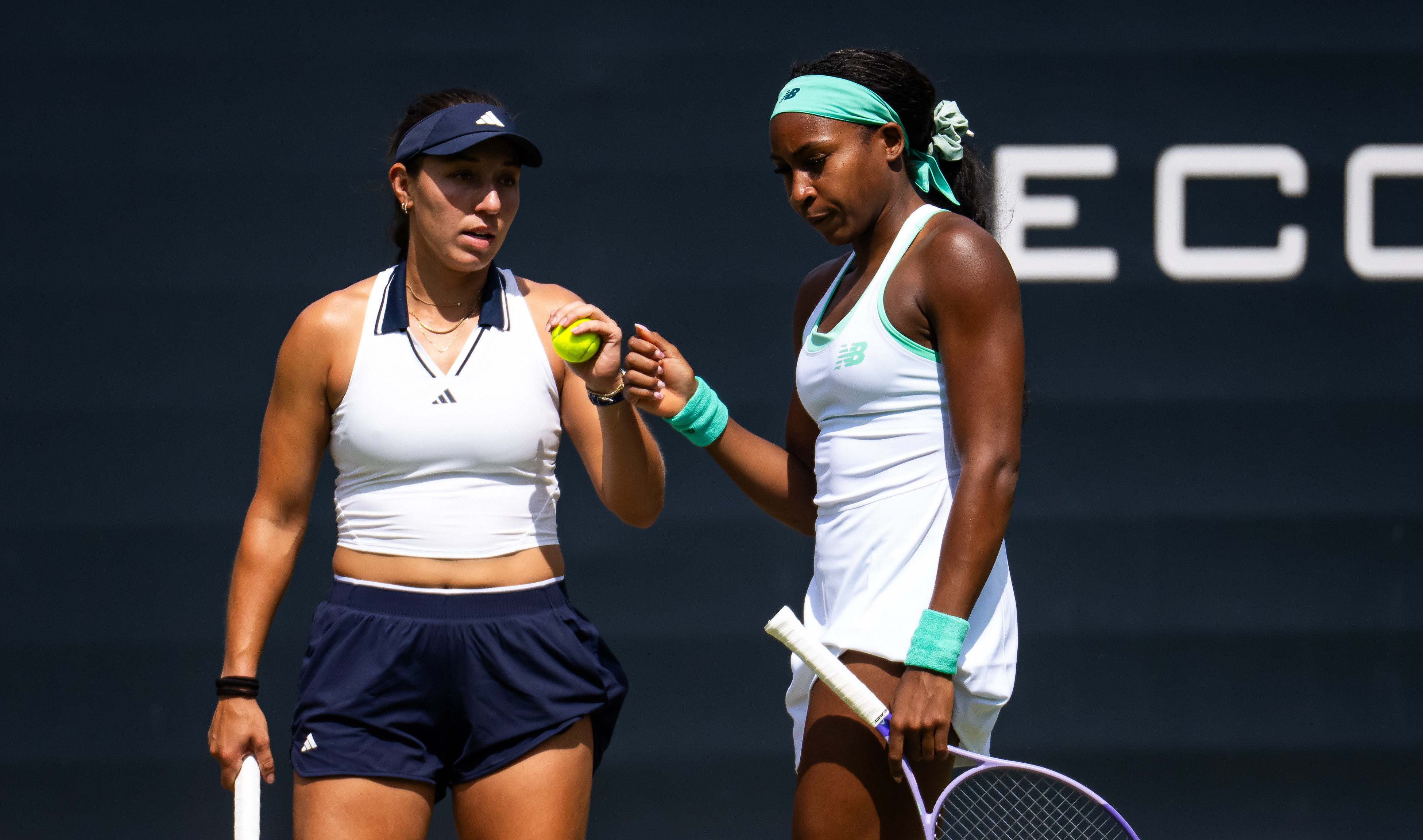 老搭档再度联手WTA500柏林站双打首轮，高芙/佩古拉以7-6(4)6-4击败
