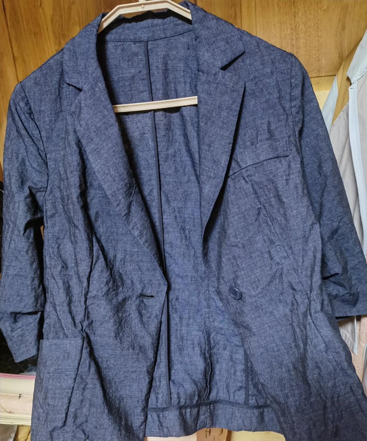 又买了一件不讲究的衣服！亚麻外套，过了个水，又皱又硬！