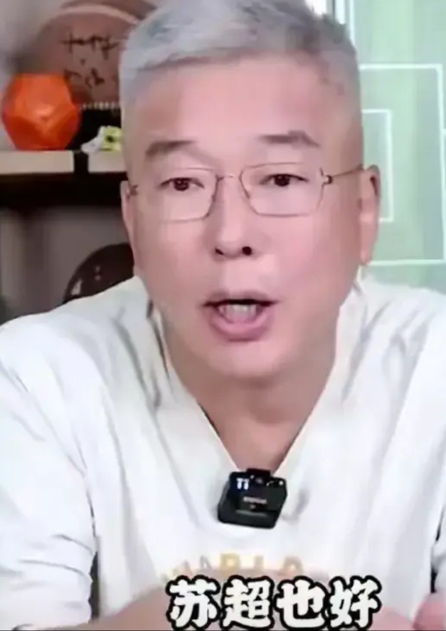 刘建宏这下算是崴泥了，本来想皱着眉头，怀着忧国忧民的神情，以“救世主”的身份来评