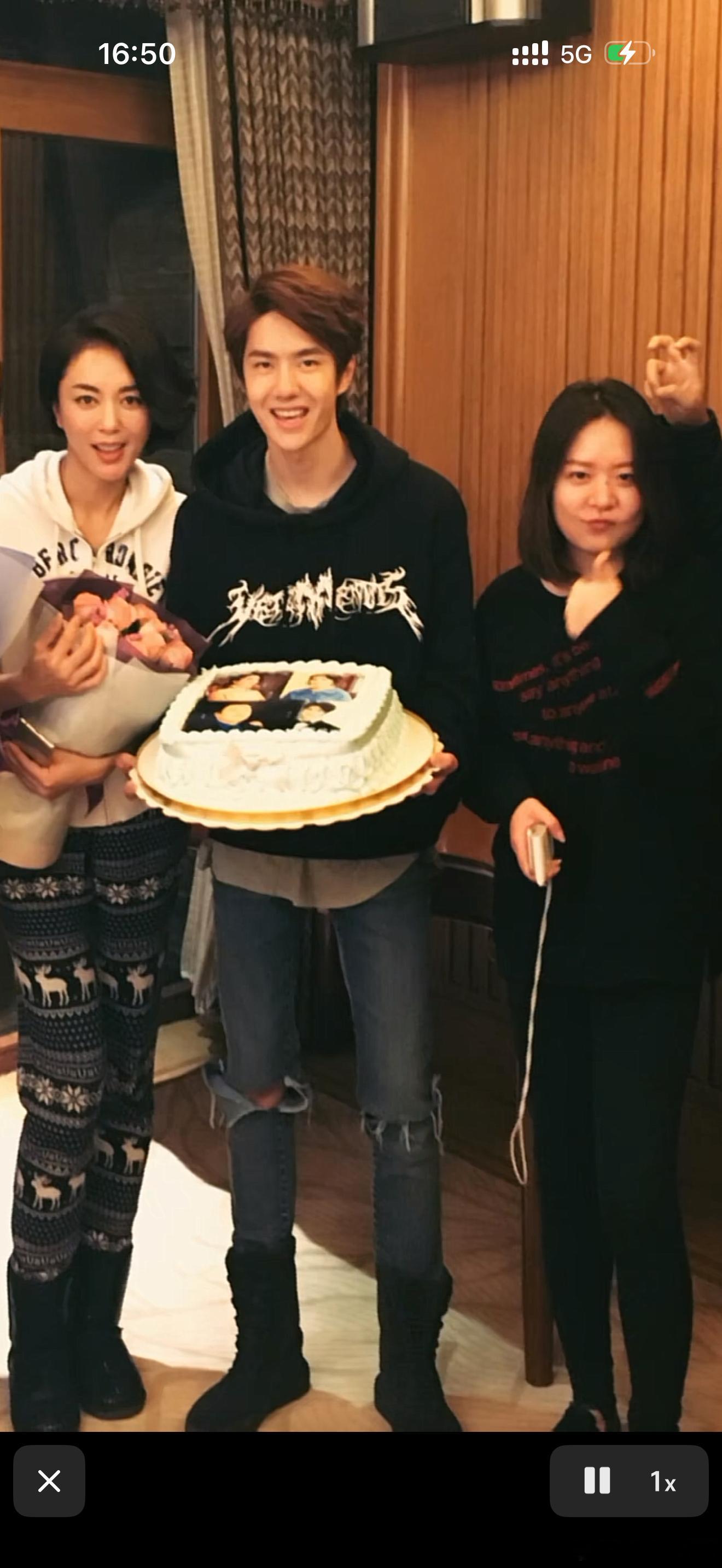 这张图拍出了王一博真实身高！！！！腿那么长～