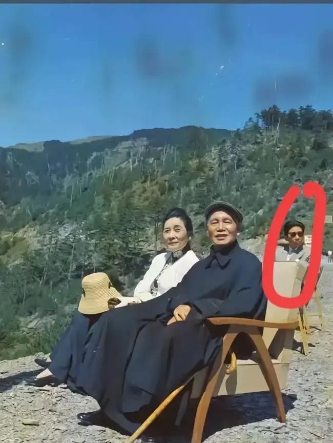 蒋中正和夫人宋美龄身后那个是二小姐孔令伟，喜欢女扮男装，是宋美龄最喜欢的外