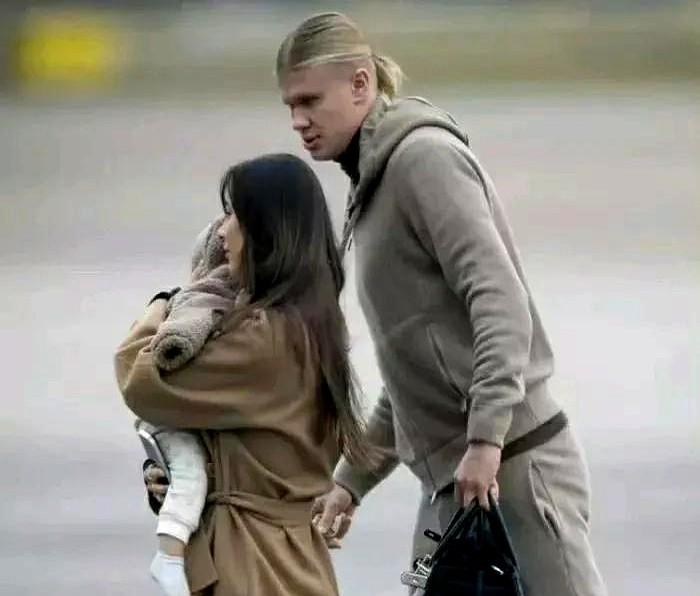 哈兰德这儿子，个头也太夸张了。快1岁的奥丁，看起来比同龄娃大了一圈不止。这基