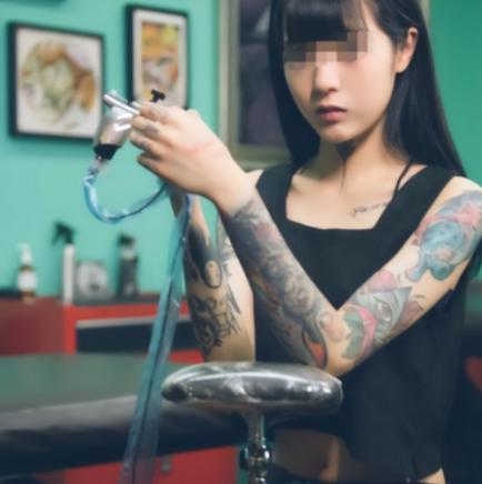 “纹身的一律开除！”湖南一15岁女学生，入学后被老师发现胳膊有纹身，当场开除学籍